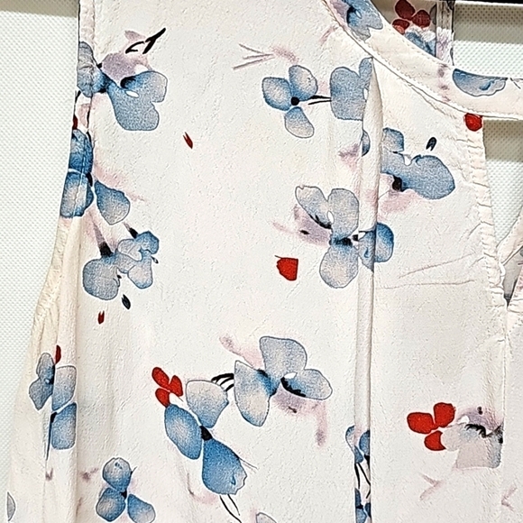 Q & A watercolor floral keyhole neck blouse - Picture 2 of 7